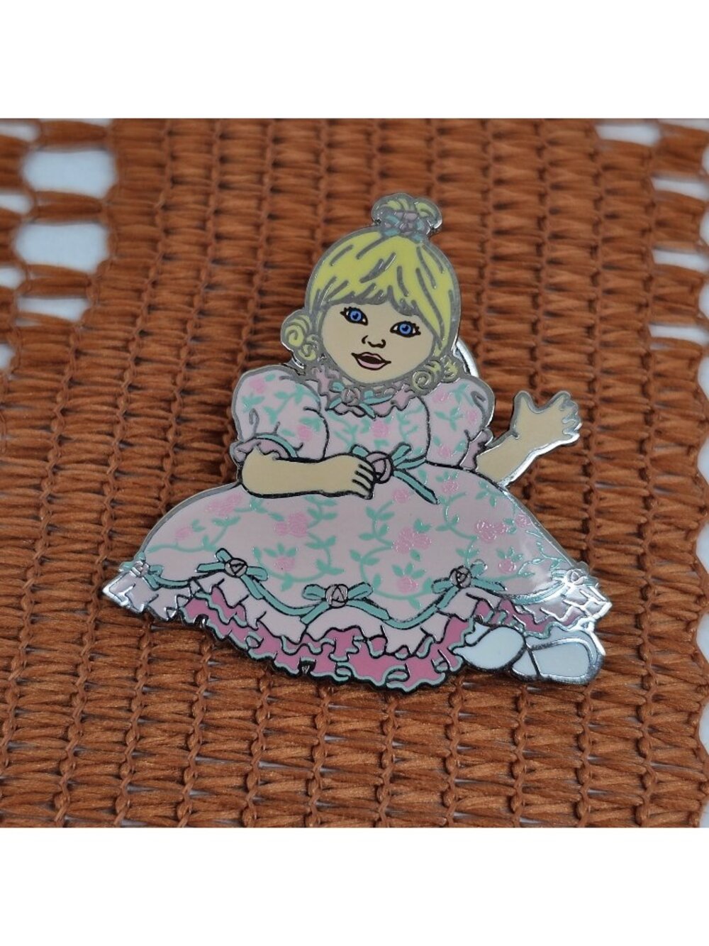 VTG Marie Osmond 2002 Queen Elizabeth Doll Enamel Pin Coming Up Roses 2"